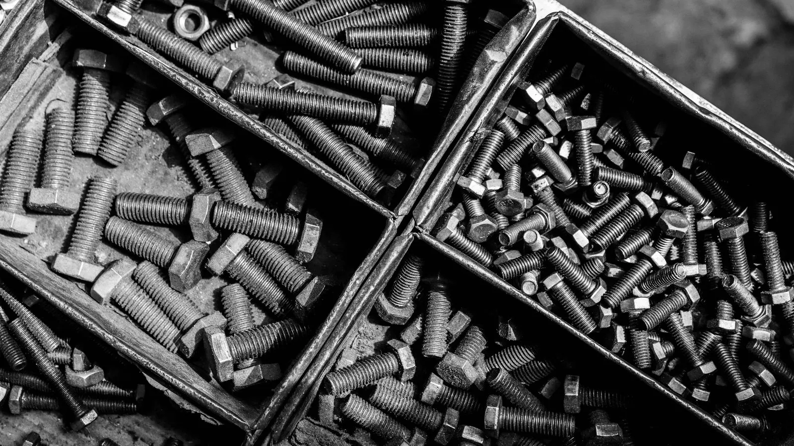 A long steel ball screw shaft with visible thread and bearing rings.