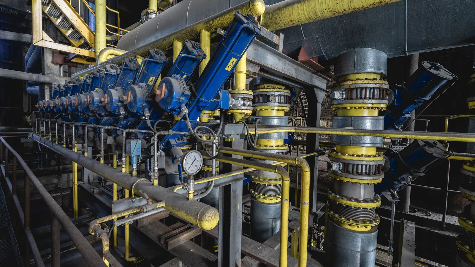 Pneumatic and electric actuators mounted on a metal guide rail