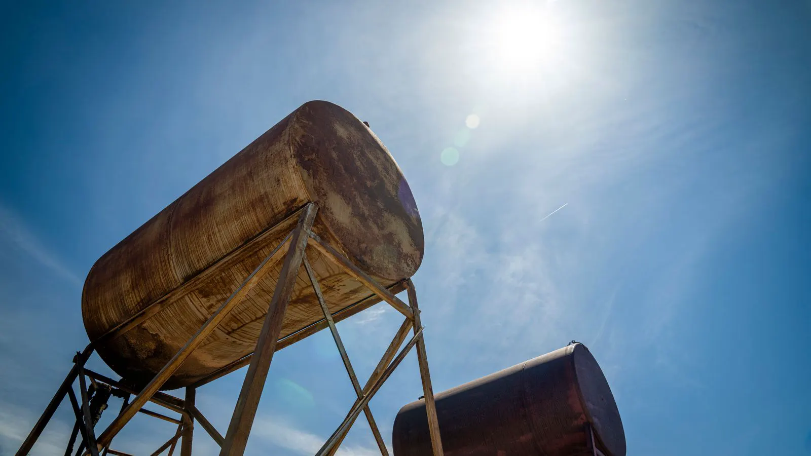 Steel hydraulic fluid tank with level gauge and filter housing