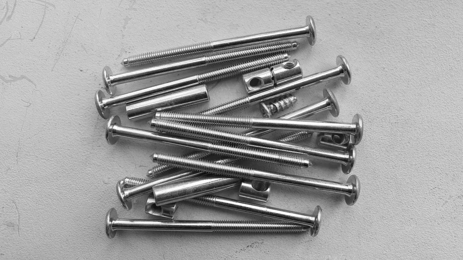Close up view of a hex bolt showing the thread angle and root diameter.