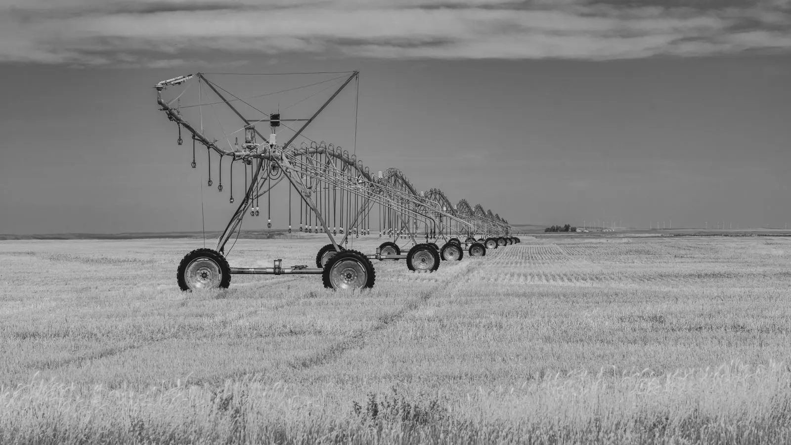 A large center pivot irrigation machine spanning a circular crop field.