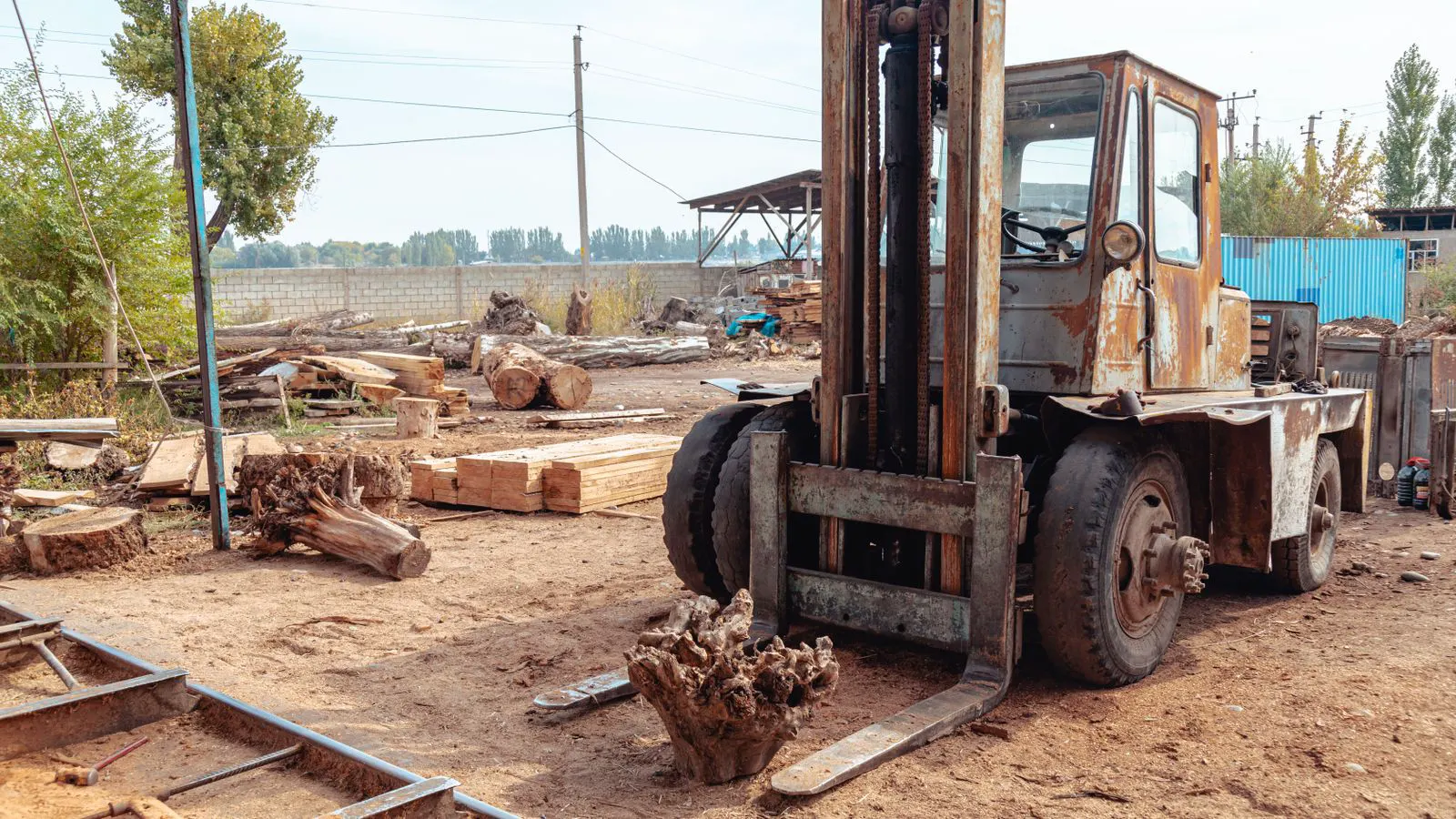 A diesel powered forklift lifting a palletized load in a warehouse.