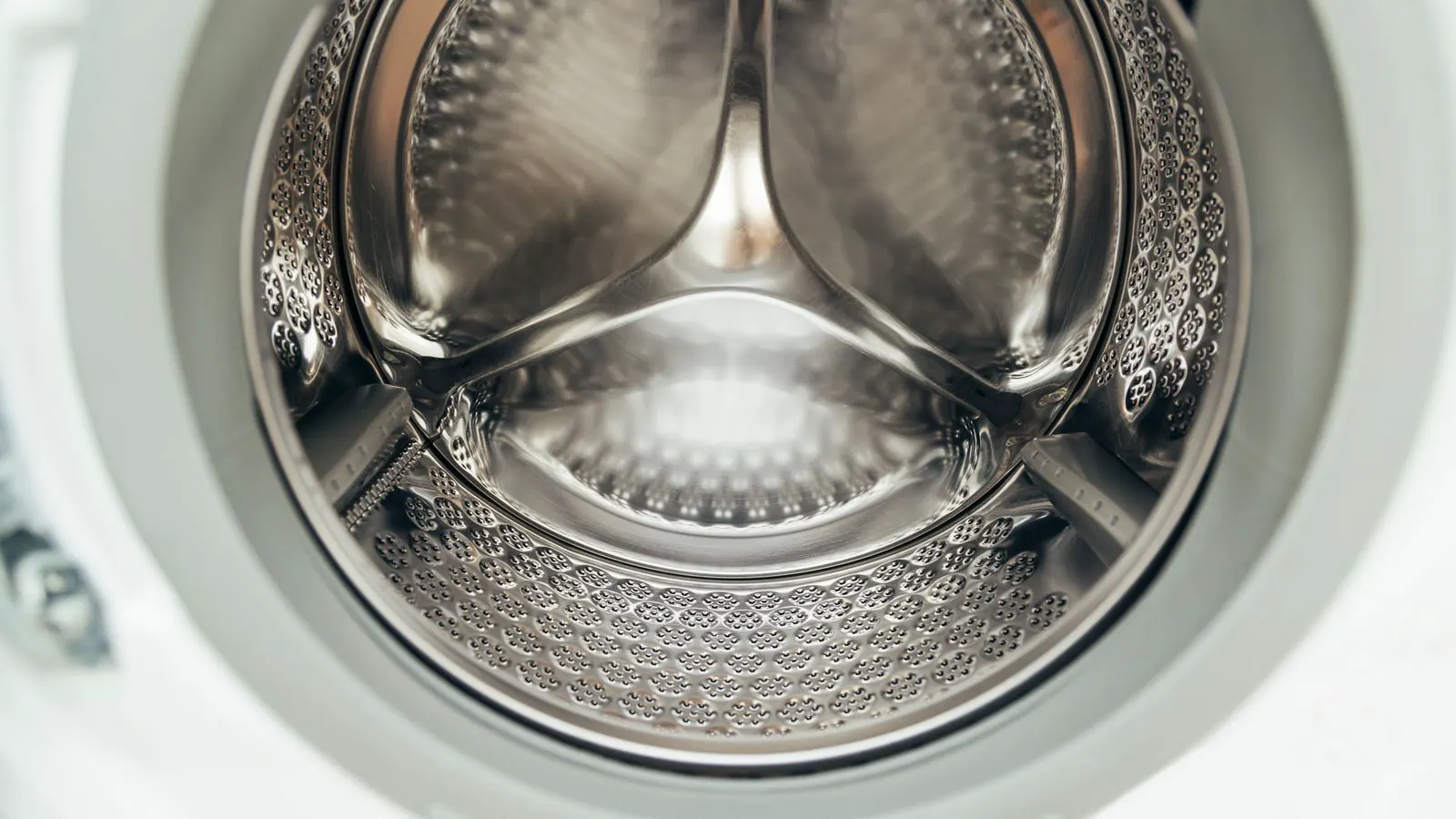 Stainless parts undergoing chemical passivation in a controlled facility
