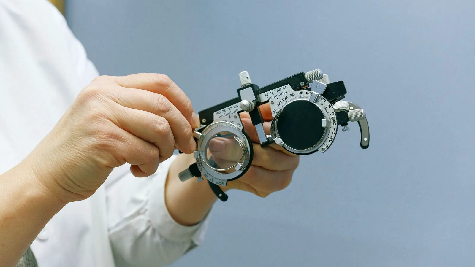 Portable XRF analyzer measuring coating thickness on a metal part