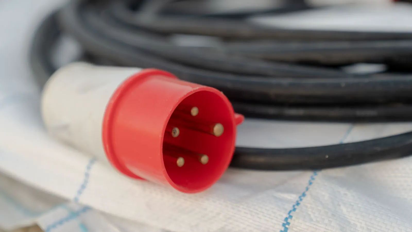 Cross section of an insulated cable showing the conductor and insulation layers.