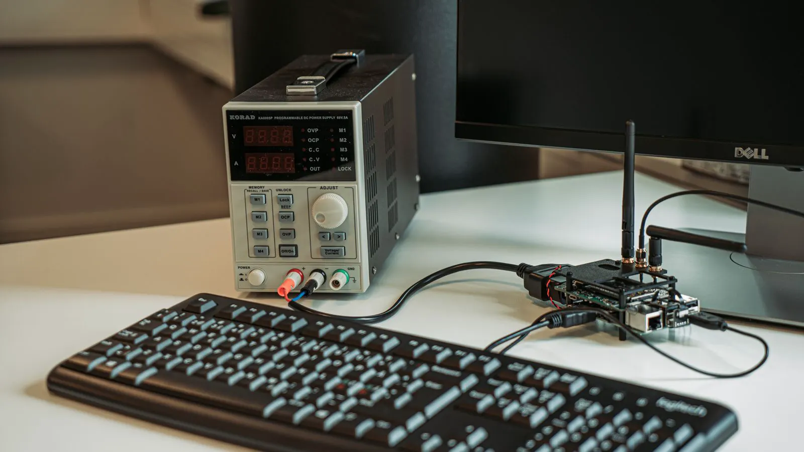Oscilloscope screen showing a DC voltage waveform with visible ripple