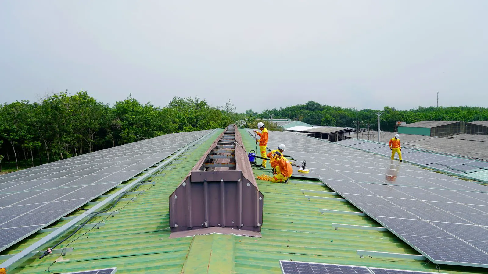 A close-up of a lightweight solar mounting bracket on a roof edge.