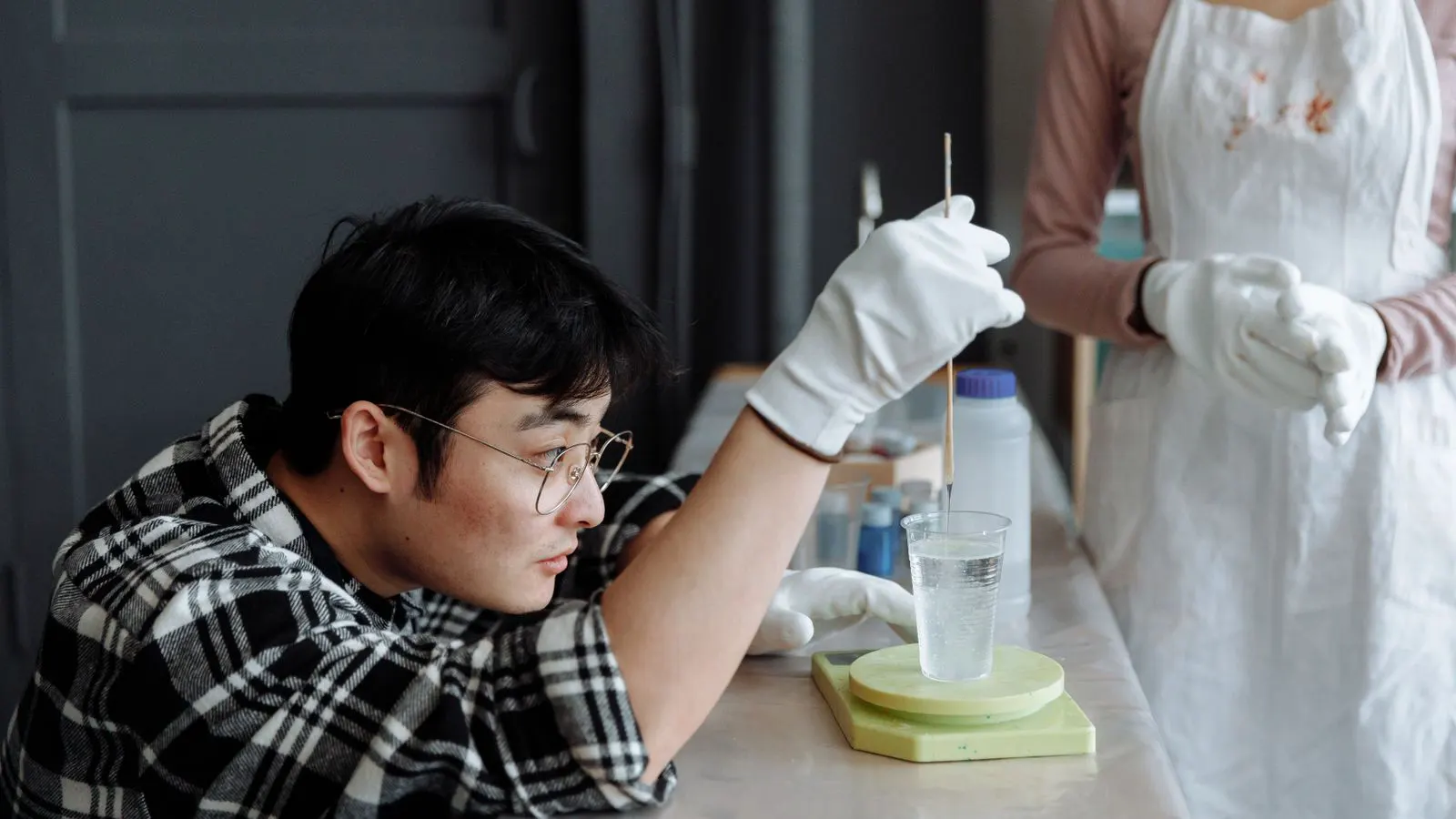 A laboratory machine stretching a plastic sample for mechanical testing