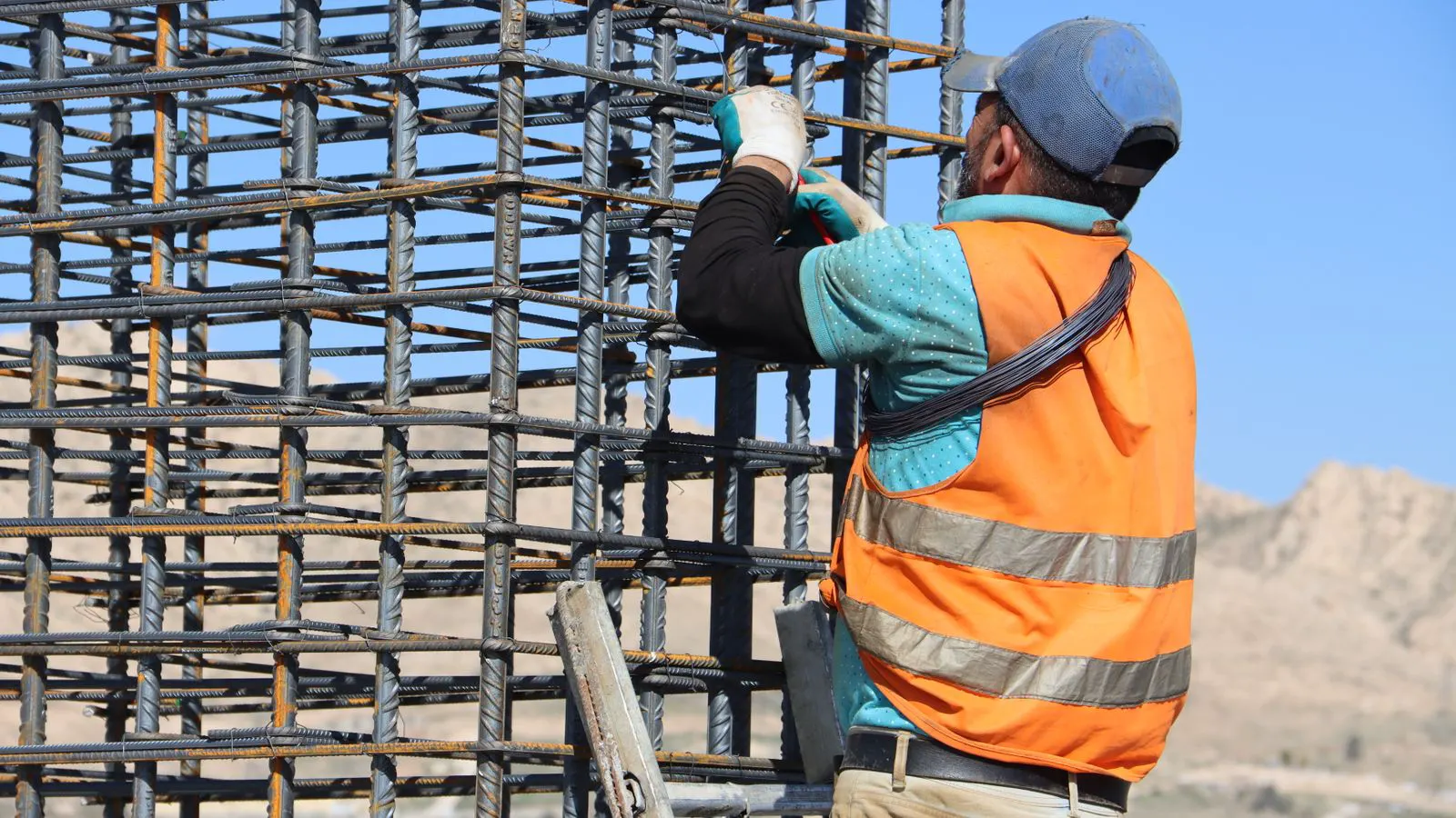 Supervisor reviewing erection sequence on a steel building site