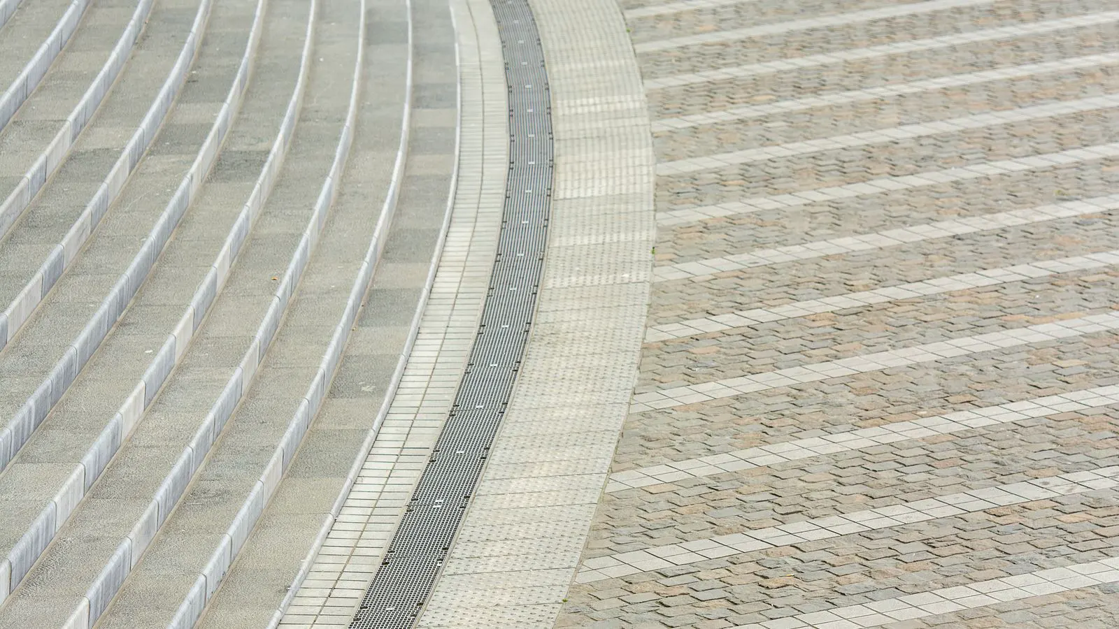 Natural quartzite slabs installed as outdoor walkway paving