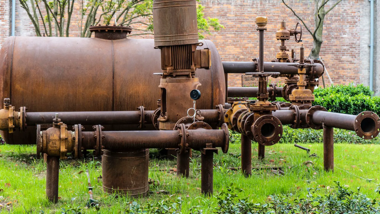 A large industrial gate valve connected to a steel flange pipeline.