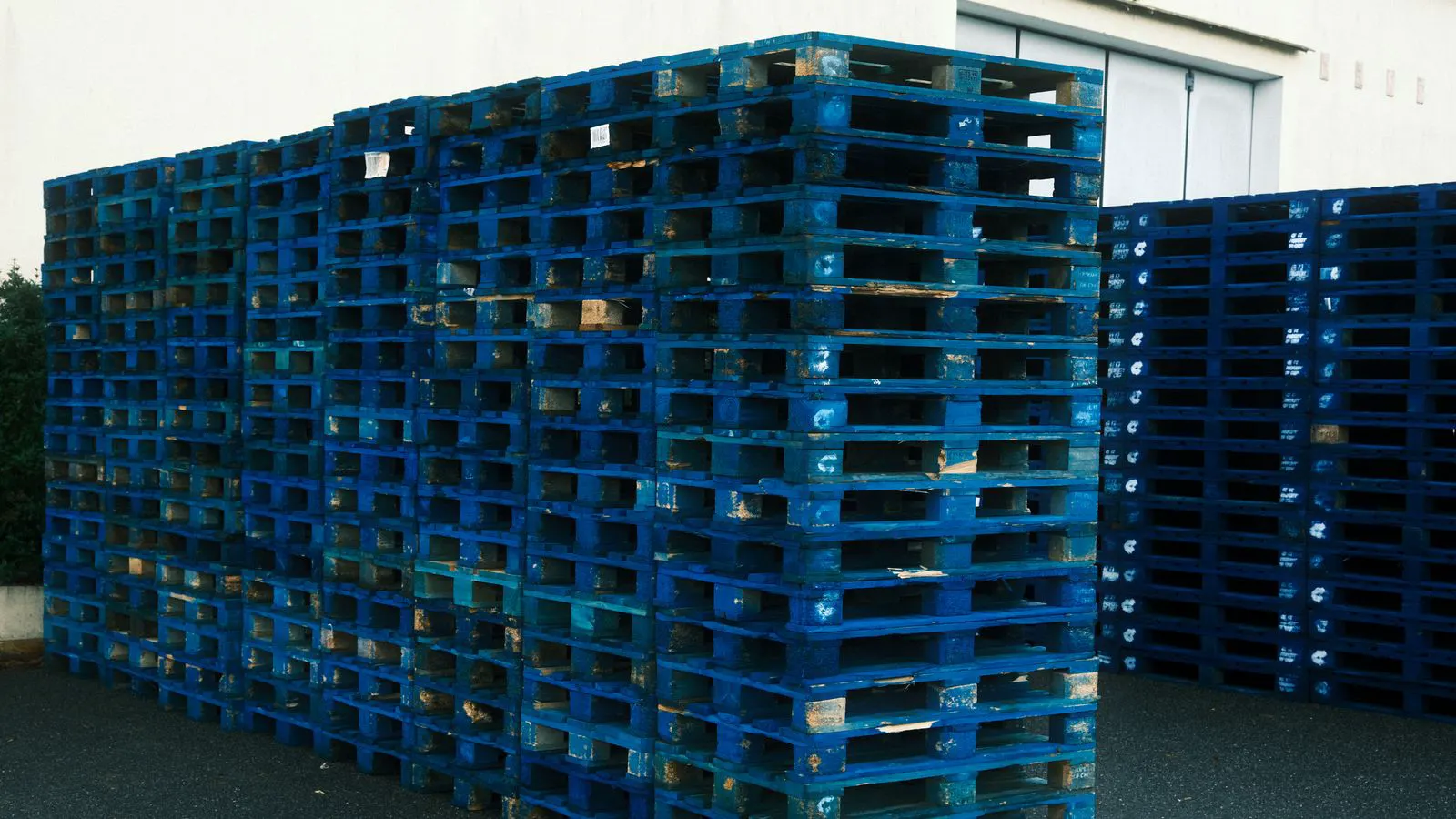 Pallets of steel scaffolding pipes and couplers waiting for shipping
