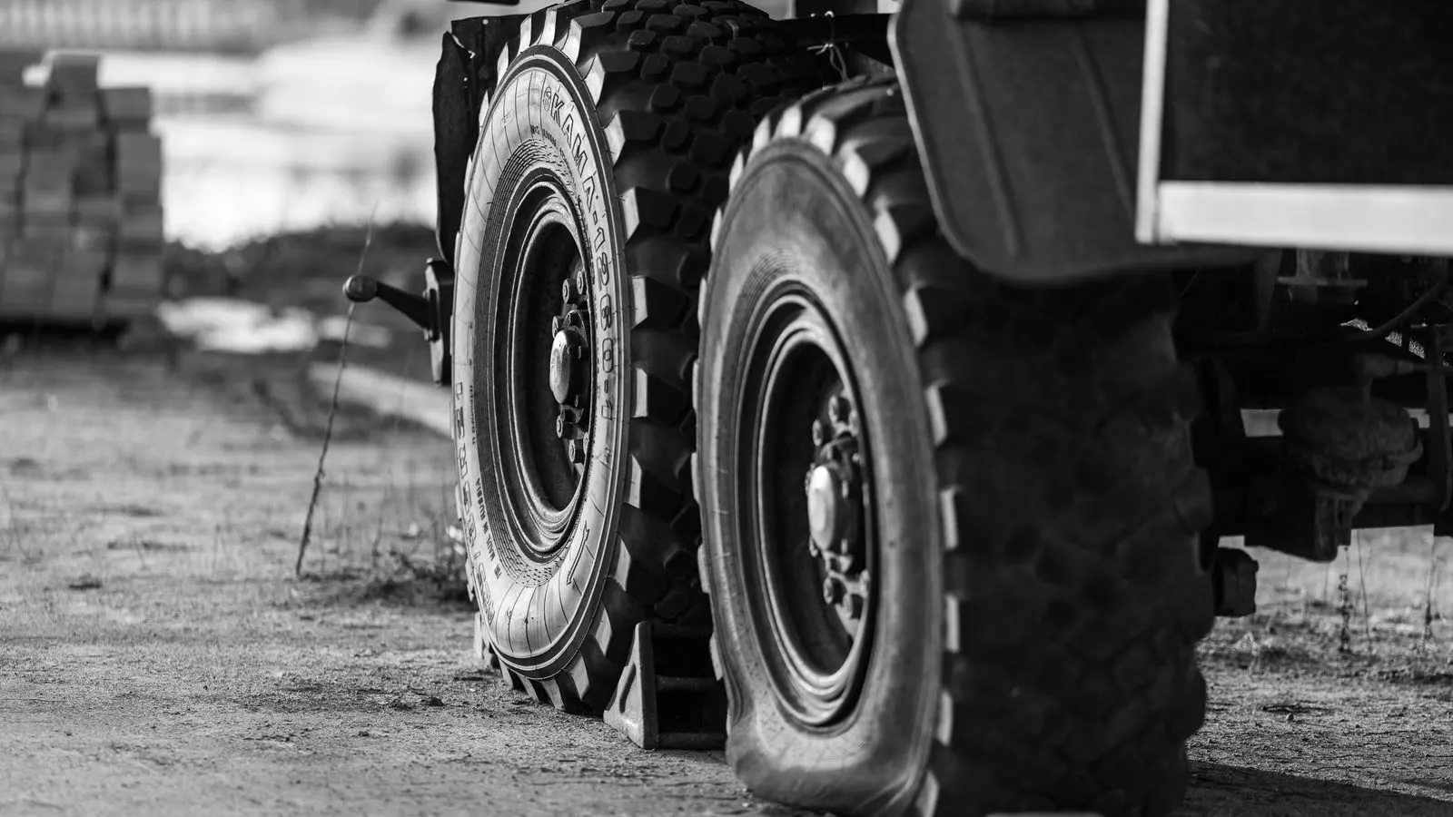 Front and rear wheels of a heavy truck showing tire placement