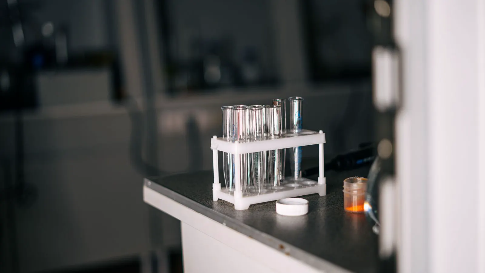 A modern gas chromatograph analyzer sits on a lab bench with a computer display.