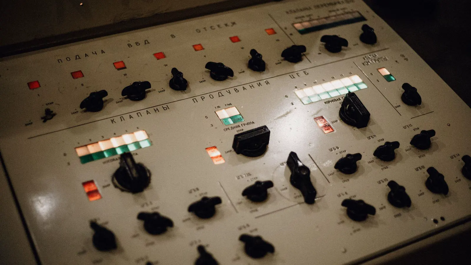 Close up of a digital display on a compressor control panel