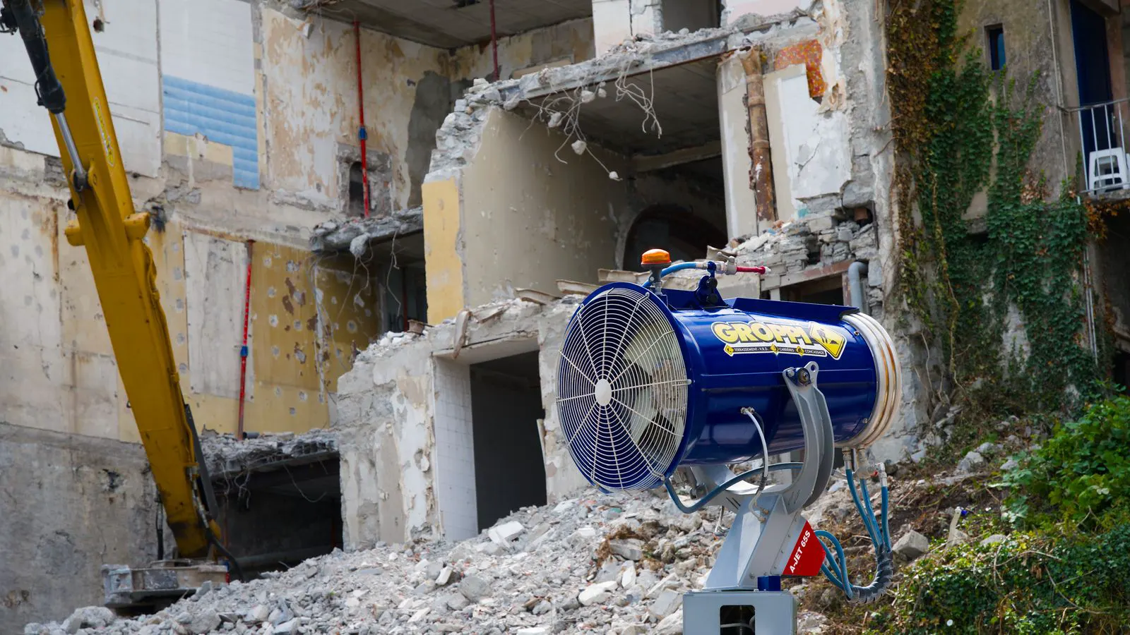 Industrial compressor unit operating in a dusty plant environment