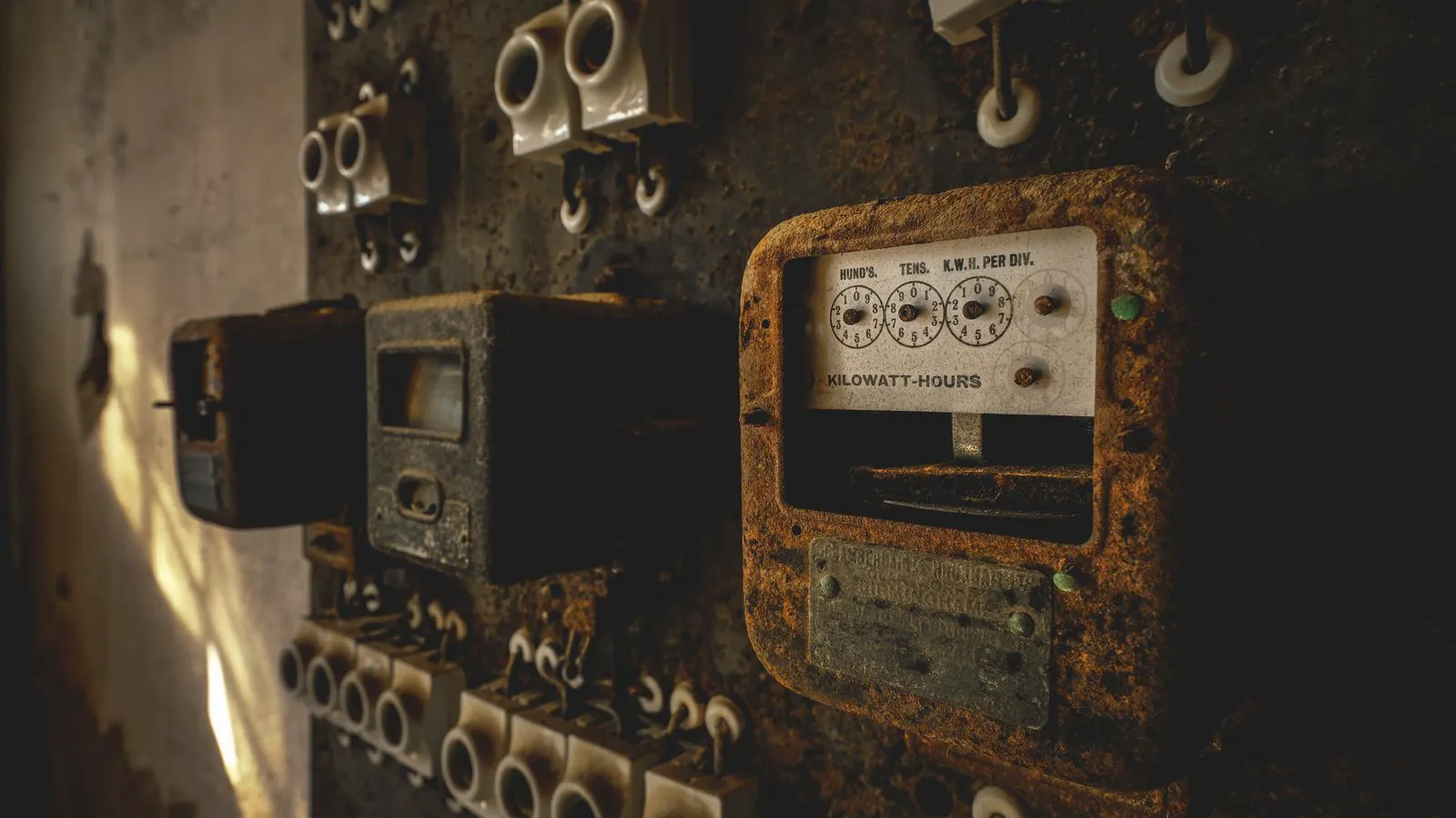 A digital power meter displaying high current draw during a machine cut