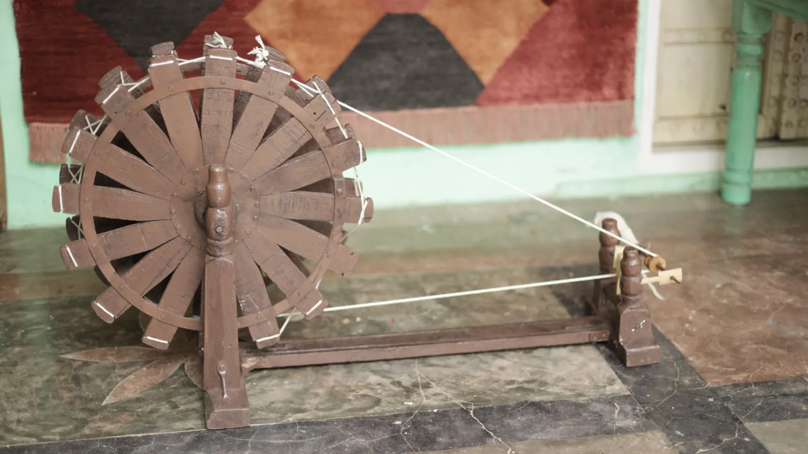 Spinning machine with bobbins and yarn guides in operation