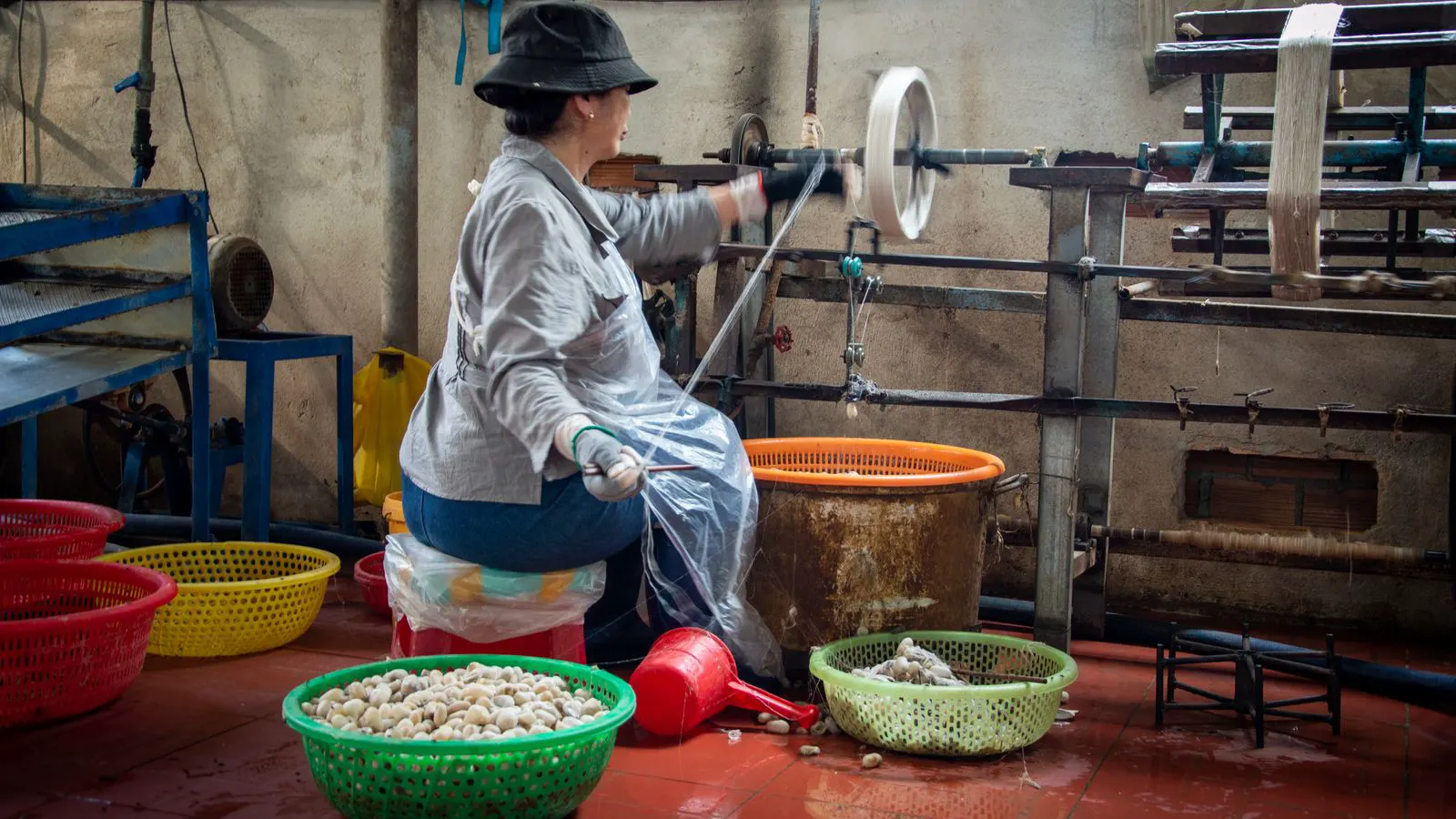 Spinning machine components in a textile production facility