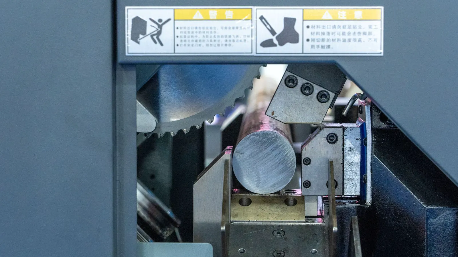 X-ray system displaying a cast component on a screen.